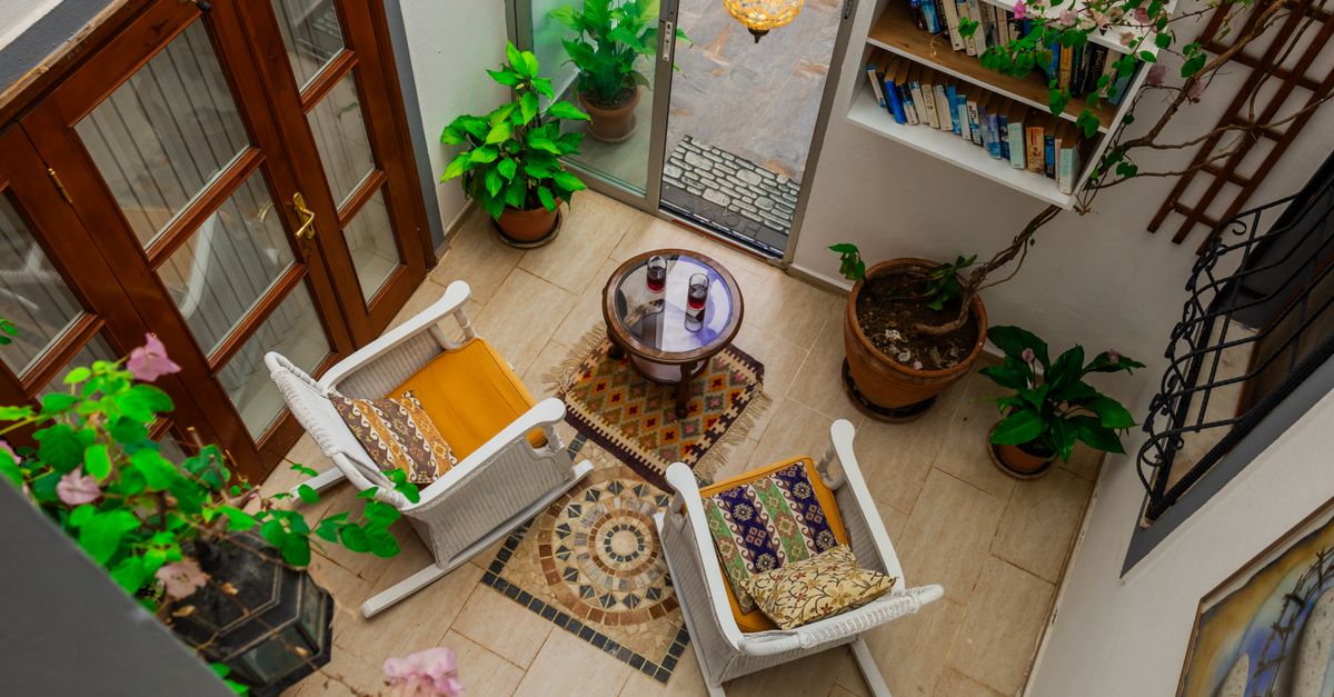 Patio interior con plantas y piso de baldosas antiguas